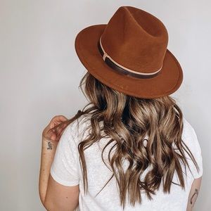 Hey Pal! I'm Emily the face behind Shop Pretty Lady ☻